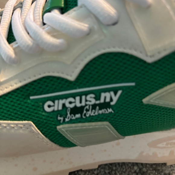 Women’s Sneakers Size 7.5 - Picture 3 of 6